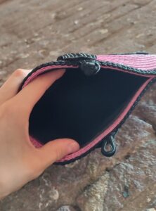 Cartera de Mano Borlón rosa por dentro