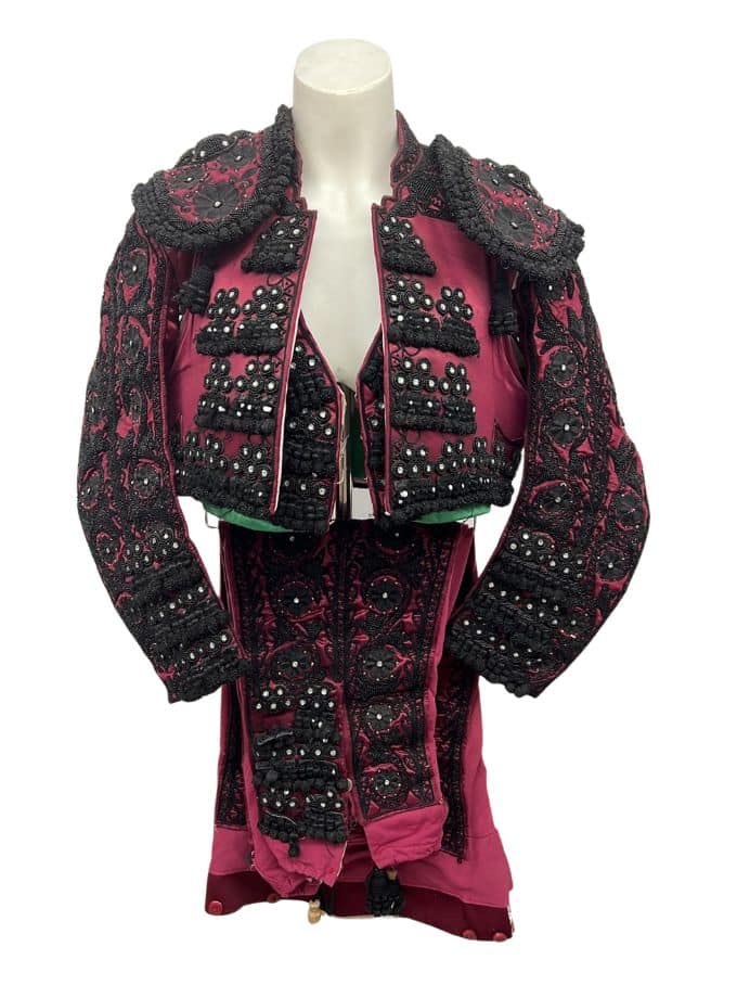 Traje de torero sangre de toro con bordados en azabache