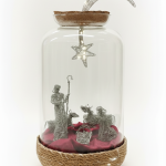 Crèche Artisanale en Fil de Fer sous Cloche en Verre