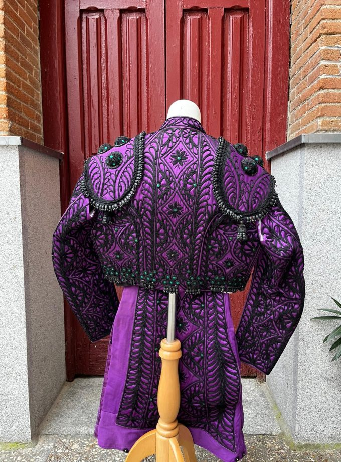 Traje de luces nazareno y azabache con pedrería verde2