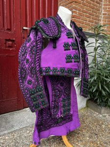 Traje de luces nazareno y azabache con pedrería verde3
