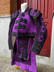 Traje de luces nazareno y azabache con pedrería verde